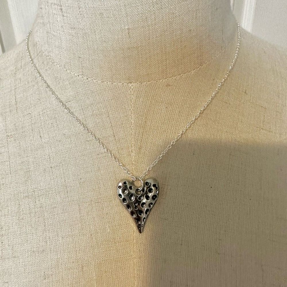 Silver tone heart pendant necklace - Picture 2 of 9